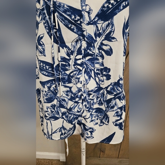 ABERCROMBIE Floral Flutter Sleeve V Neck Tie Front Blouse. Blue/white. S NWT - Picture 8 of 14